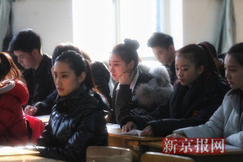 主持系考生正在備考區(qū)等待考試。
