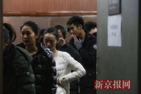 音樂劇系考生在備考區(qū)域等待考試。新京報記者 周崗峰 攝