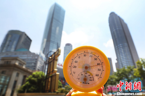 7月26日中午12點39分，南京街頭高溫逼人，用溫度計測量的實時溫度超過40攝氏度。 中新社記者 泱波 攝