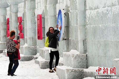 1月28日，遼寧沈陽(yáng)，游客在冰雪大世界游玩。中新社記者 于海洋 攝