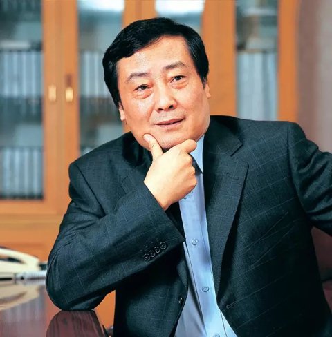 靠一瓶一瓶賣水發(fā)家的娃哈哈董事長宗慶后曾接受《環(huán)球時報》采訪表示，企業(yè)家社會責任除了體現(xiàn)在為社會創(chuàng)造財富，解決更多就業(yè)，以及增加稅收貢獻，再者就是要把員工照顧好，讓員工在企業(yè)發(fā)展，收入生活水平提高。