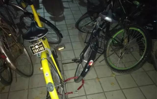 網(wǎng)友拍攝的私自給共享單車(chē)上鎖占為己有的行為。
