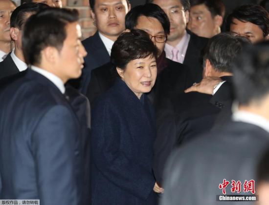 樸槿惠抵達(dá)私宅面帶微笑。