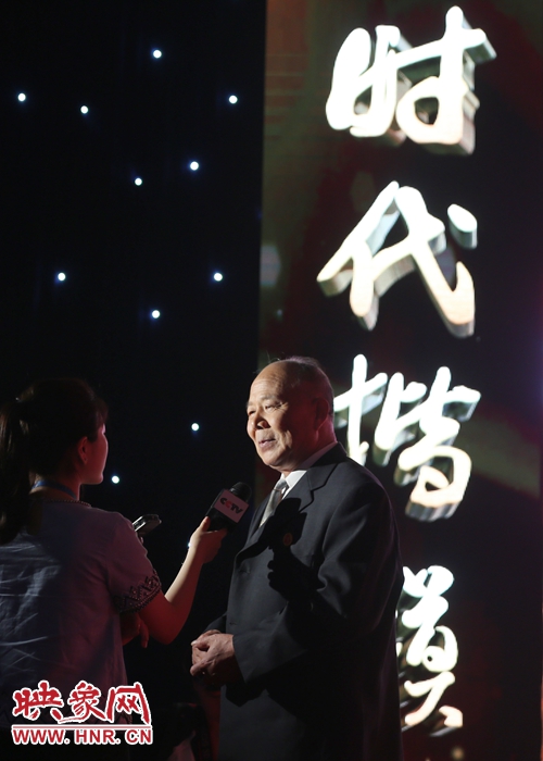 河南鄧州“編外雷鋒團”團長宋清梅，在“時代楷?！卑l(fā)布廳接受中央媒體現(xiàn)場采訪。
