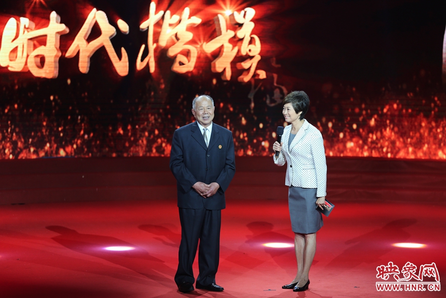 河南鄧州“編外雷鋒團”團長，在“時代楷?！卑l(fā)布廳接受敬一丹訪問。