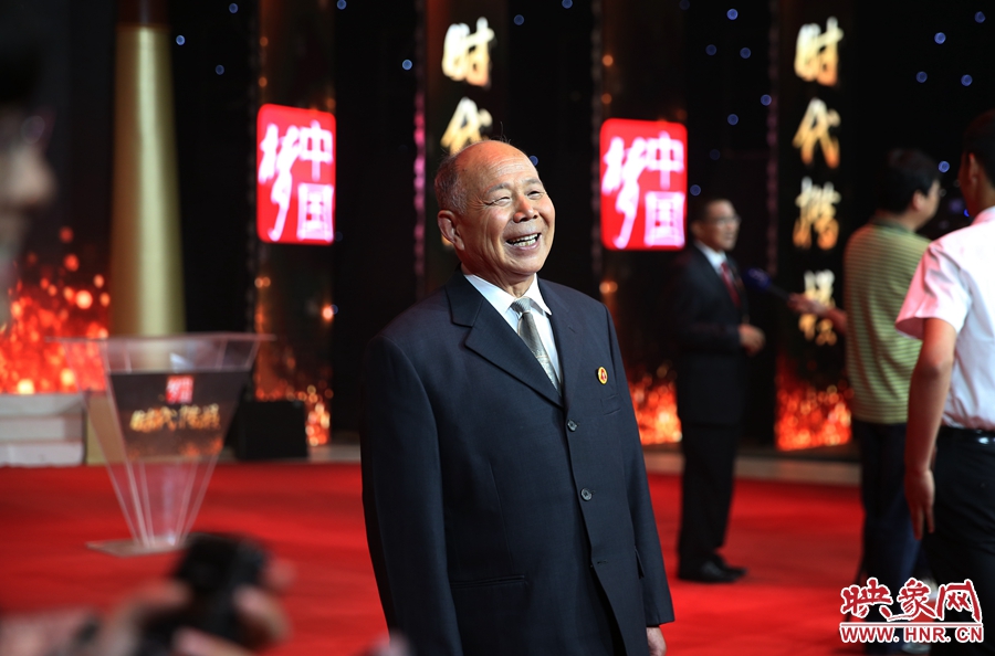 河南鄧州“編外雷鋒團”被中宣部授予“時代楷?！睒s譽稱號，團長宋清梅非常激動和高興。