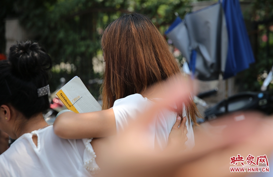 兩名看守?cái)偽坏呐⒁娪浾吲恼针x開現(xiàn)場(chǎng)。