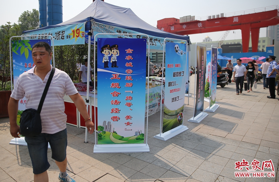 攤位被“圍觀”后，沒有一單生意，過往市民叫好。