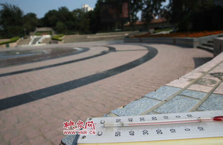 7月8日下午15時46分，紫荊山公園地表溫度為42度（溫度計放置地面測量），比人防納涼處高17度。