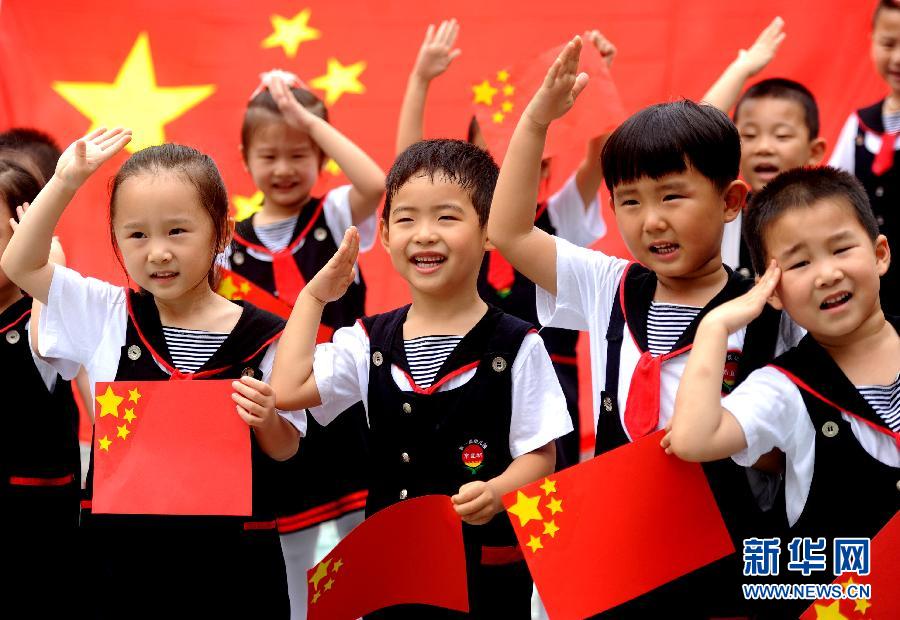  9月28日，安徽淮南市直機(jī)關(guān)幼兒園的小朋友在國旗前唱《國歌》，慶祝祖國65周歲生日。