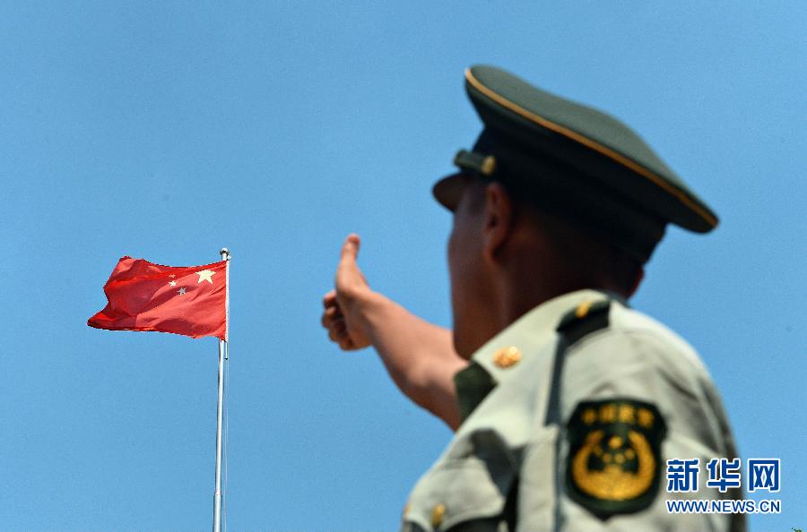  9月25日，武警浙江嘉興消防官兵為祖國“點(diǎn)贊”。