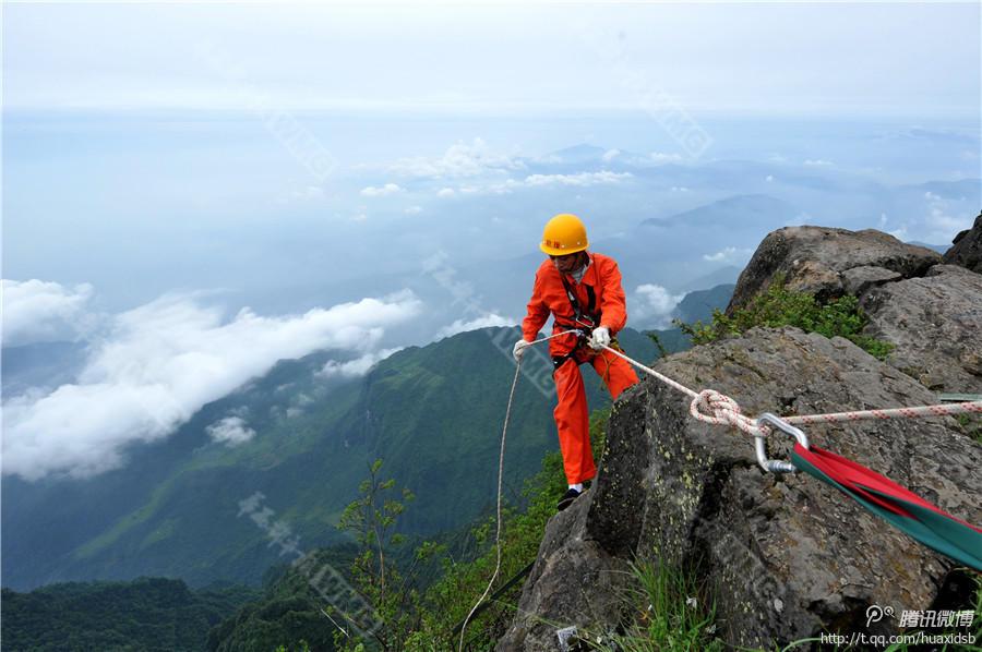 10月5日，峨眉山景區(qū)清潔工彭文才下到巖壁清理游客丟棄的垃圾。