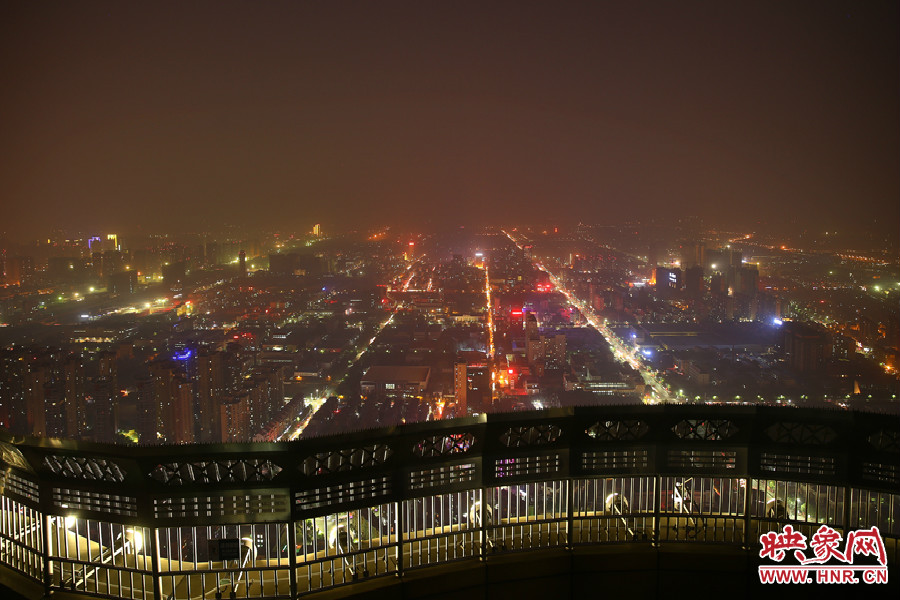 18：40鄭州沉浸在一片霧霾中，都市的燈光霧蒙蒙的，夜空看不到月亮的蹤跡。
