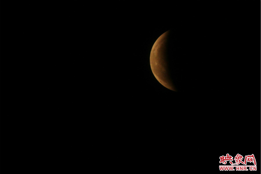 19：47夜風(fēng)吹散了霧霾，月亮漸露芳容。