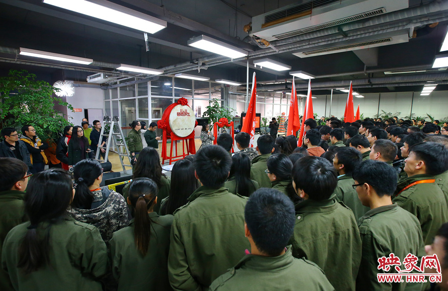 “雙十一”零點(diǎn)到來(lái)前，電商的負(fù)責(zé)人為一線員工鼓勁加油