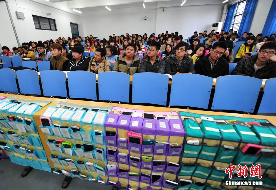 河北一大學(xué)拒絕“課堂低頭族” 學(xué)生上課“人機分離”