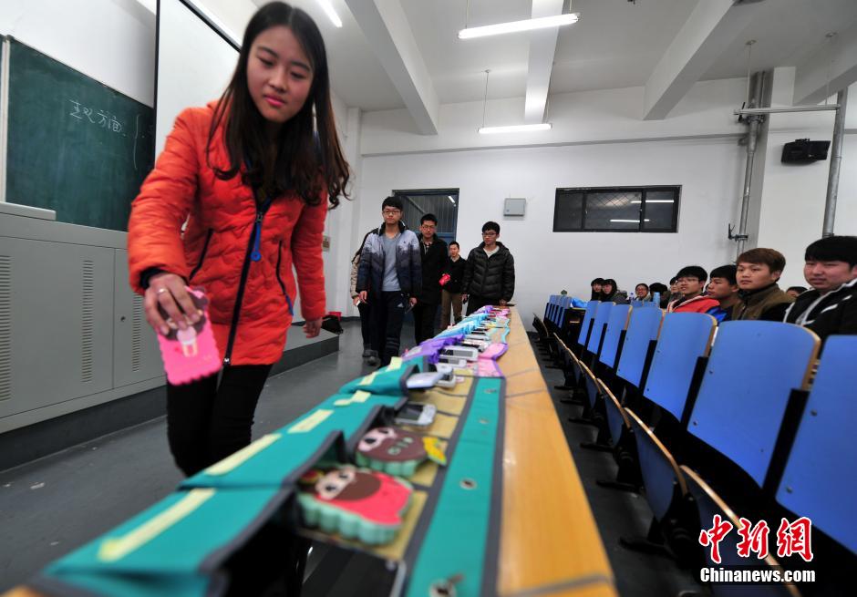 河北一大學(xué)拒絕“課堂低頭族” 學(xué)生上課“人機分離”