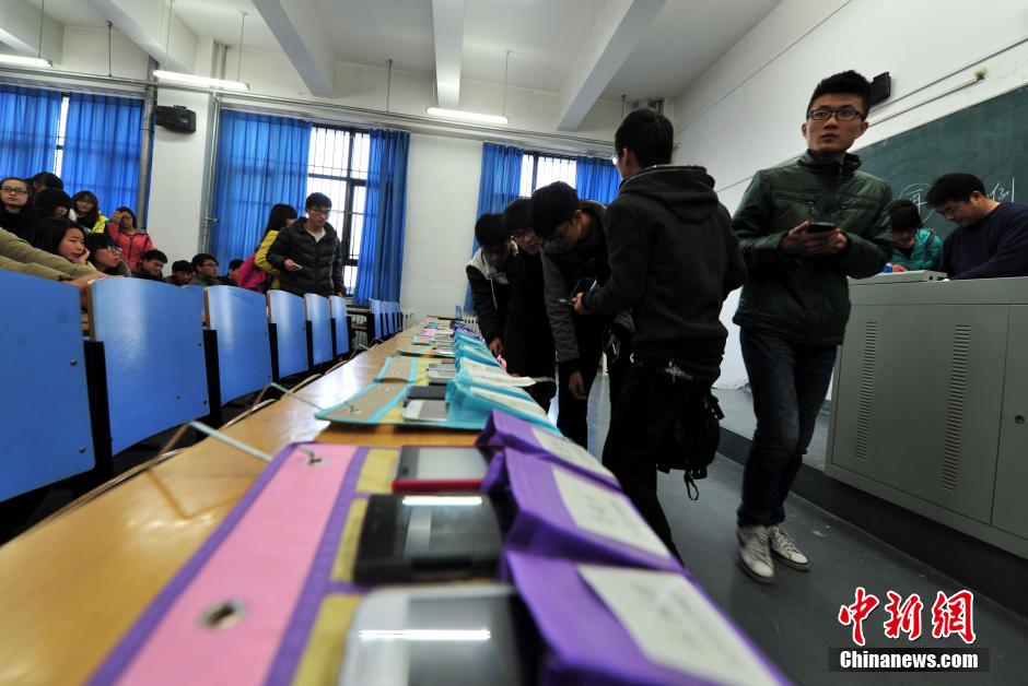 河北一大學(xué)拒絕“課堂低頭族” 學(xué)生上課“人機分離”