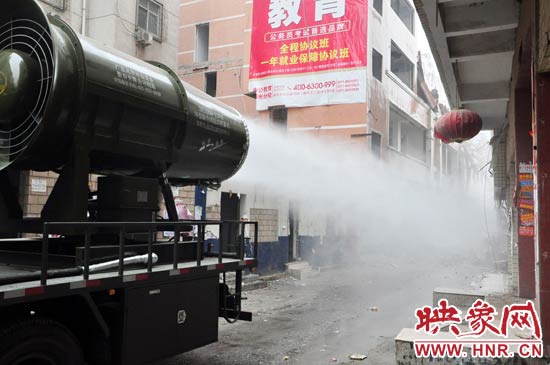 針對(duì)造成霧霾的主兇“建筑工地?fù)P塵”，“霧炮車”降塵除塵效果能到到80%。