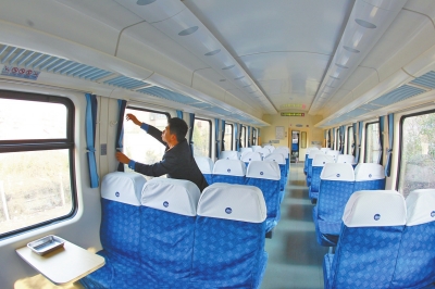 硬座車廂 藍色座套，清清爽爽。
