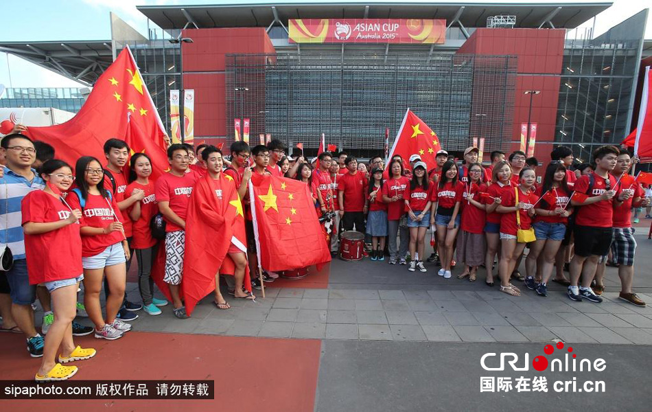 北京時間1月10日，中國隊迎來亞洲杯首場比賽，賽前中國球迷揮舞國旗進場，為國足助威。