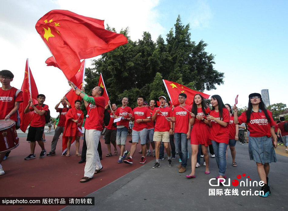 賽前中國球迷揮舞國旗進場，為國足助威。
