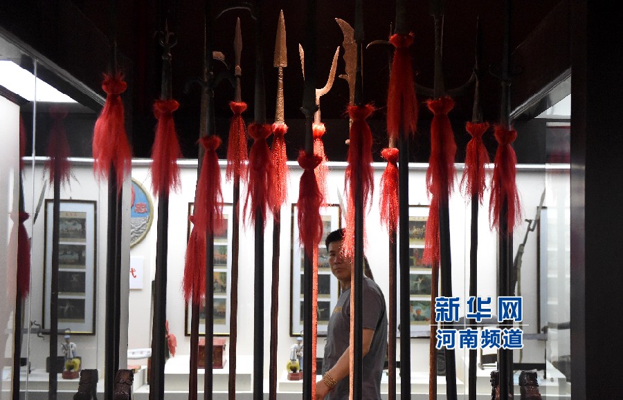 4月26日，參觀者在兵器展覽館內(nèi)參觀。