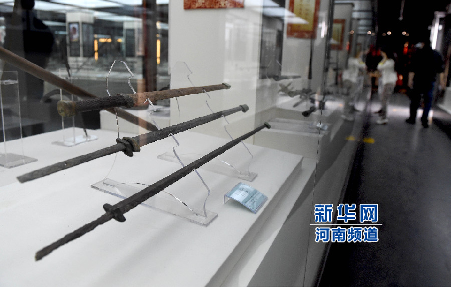 4月26日，參觀者在兵器展覽館內(nèi)參觀。