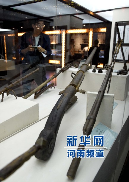 4月26日，參觀者在兵器展覽館內(nèi)參觀。