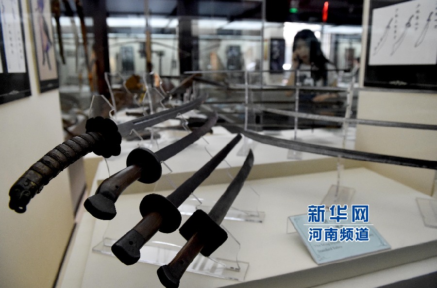 4月26日，參觀者在兵器展覽館內(nèi)參觀。
