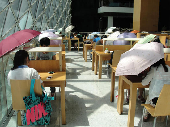2015年8月2日，深圳圖書館，“太陽(yáng)曬進(jìn)來(lái)很熱的，我們都要撐著傘讀書?！? complete=