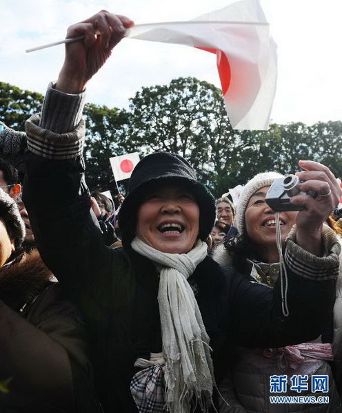 當(dāng)?shù)貢r間12月23日，在位于日本東京的皇宮，民眾向明仁天皇祝賀生日。