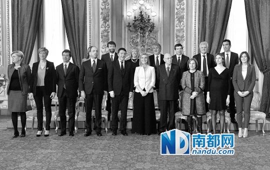 2月22日，在意大利羅馬總統(tǒng)府，新任總理馬泰奧·倫齊(前左五)與總統(tǒng)納波利塔諾(前右四)及新內(nèi)閣成員