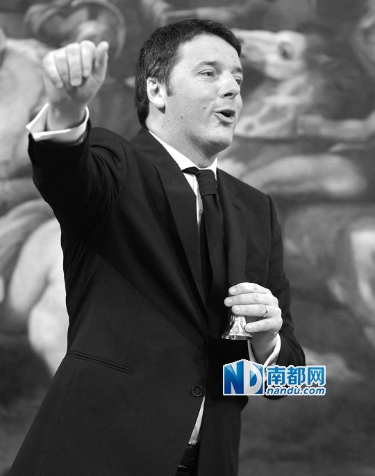 2月22日，在意大利羅馬總理府，新任總理馬泰奧·倫齊搖鈴象征正式行使總理權(quán)力。