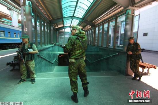 烏克蘭政府軍和民間武裝在頓涅茨克機場火車站附近發(fā)生激烈交火,火車站附近街道受到炮彈猛烈襲擊。