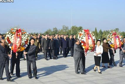 　朝鮮勞動(dòng)黨中央委員會(huì)、最高人民會(huì)議常任委員會(huì)和內(nèi)閣分別向銅像敬獻(xiàn)了花圈。