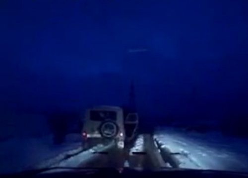 　　警察成功打開可疑汽車的車門并登上汽車，司機(jī)見(jiàn)狀立即停車及棄車逃走，警察則下車?yán)^續(xù)追捕司機(jī)。