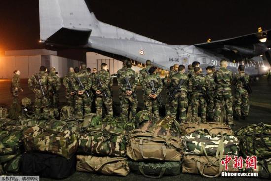 當(dāng)?shù)貢r(shí)間1月7日，法國軍人抵達(dá)巴黎布爾歇機(jī)場(chǎng)。他們將被部署在巴黎，以增強(qiáng)巴黎市的安保力量。