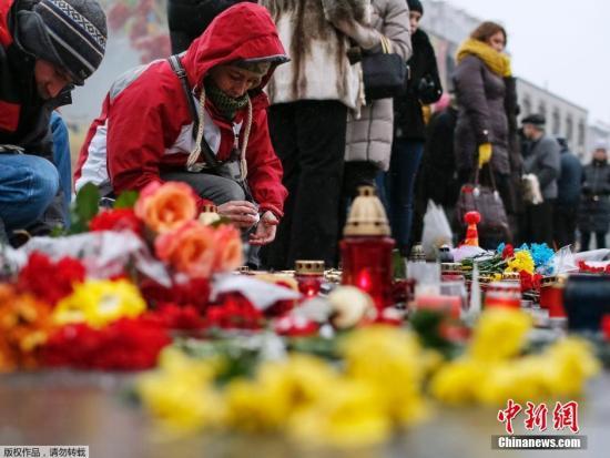 當(dāng)?shù)貢r(shí)間2015年1月25日，烏克蘭，烏克蘭民眾集會(huì)悼念在馬里烏波爾遭炮擊遇難的民眾。