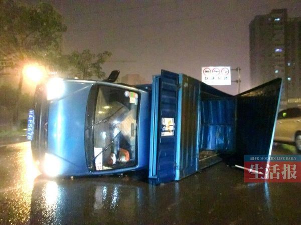 小貨車側翻現場。