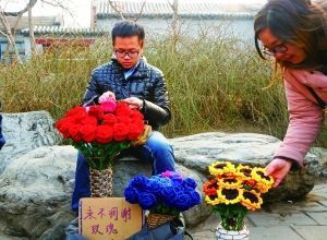 李博文周末在什剎海擺攤賣花。 晨報(bào)記者 王巍/攝