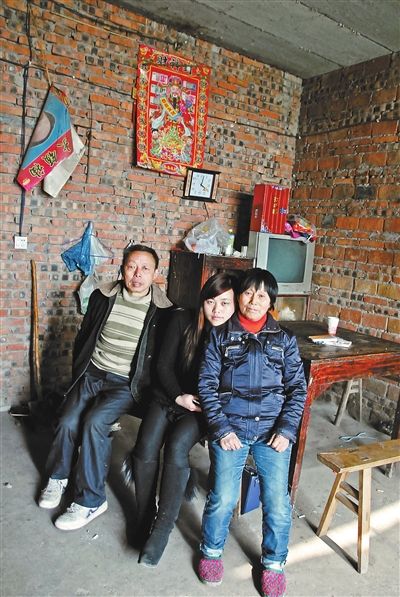 超生女謝先梅(中)、養(yǎng)父謝運(yùn)才（左）、謝運(yùn)才的嫂子唐富秀