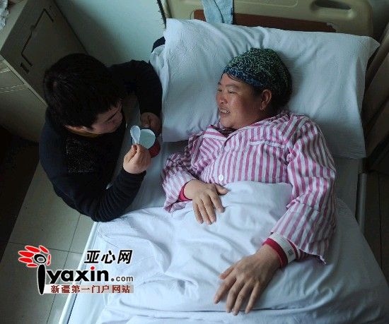 2月15日，馬友紅給病床上的母親喂水喝，對于家庭現(xiàn)在的處境，身患重癥的母親也時而感到愧對兒子。亞心網(wǎng)記者 張已 攝