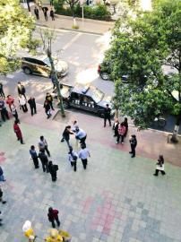市民提供給賀偉的事發(fā)時雙方?jīng)_突照片。