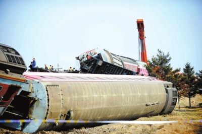 黑龍江列車脫線致15人受傷 乘務(wù)員砸窗疏散旅客 黑龍江列車脫線致15人受傷 乘務(wù)員砸窗疏散旅客