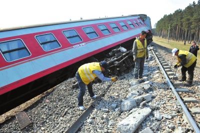 黑龍江列車脫線致15人受傷 乘務(wù)員砸窗疏散旅客 黑龍江列車脫線致15人受傷 乘務(wù)員砸窗疏散旅客