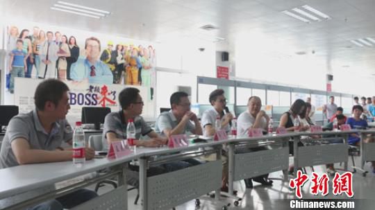　招聘會(huì)現(xiàn)場(chǎng)，用人單位老板一字排開，與求職者面對(duì)面交流　李超慶　攝
