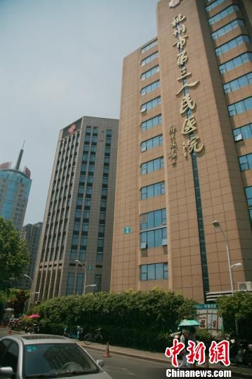 事發(fā)的醫(yī)院門口。 李晨韻 攝