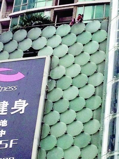 環(huán)亞廣場(chǎng)5樓露臺(tái)上，有一男子揚(yáng)言跳樓。
