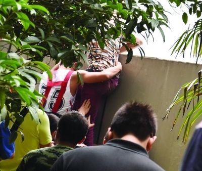 2小時(shí)后，該包工頭終于被抱下來(lái)了。